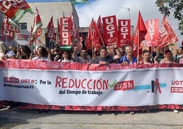 Los secretarios generales de CC OO y UGT acompañados por delegados ante la puerta de la CGE este jueves.