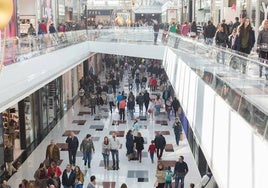 Los pasillos del centro comercial Nevada Shopping llenos de gente.