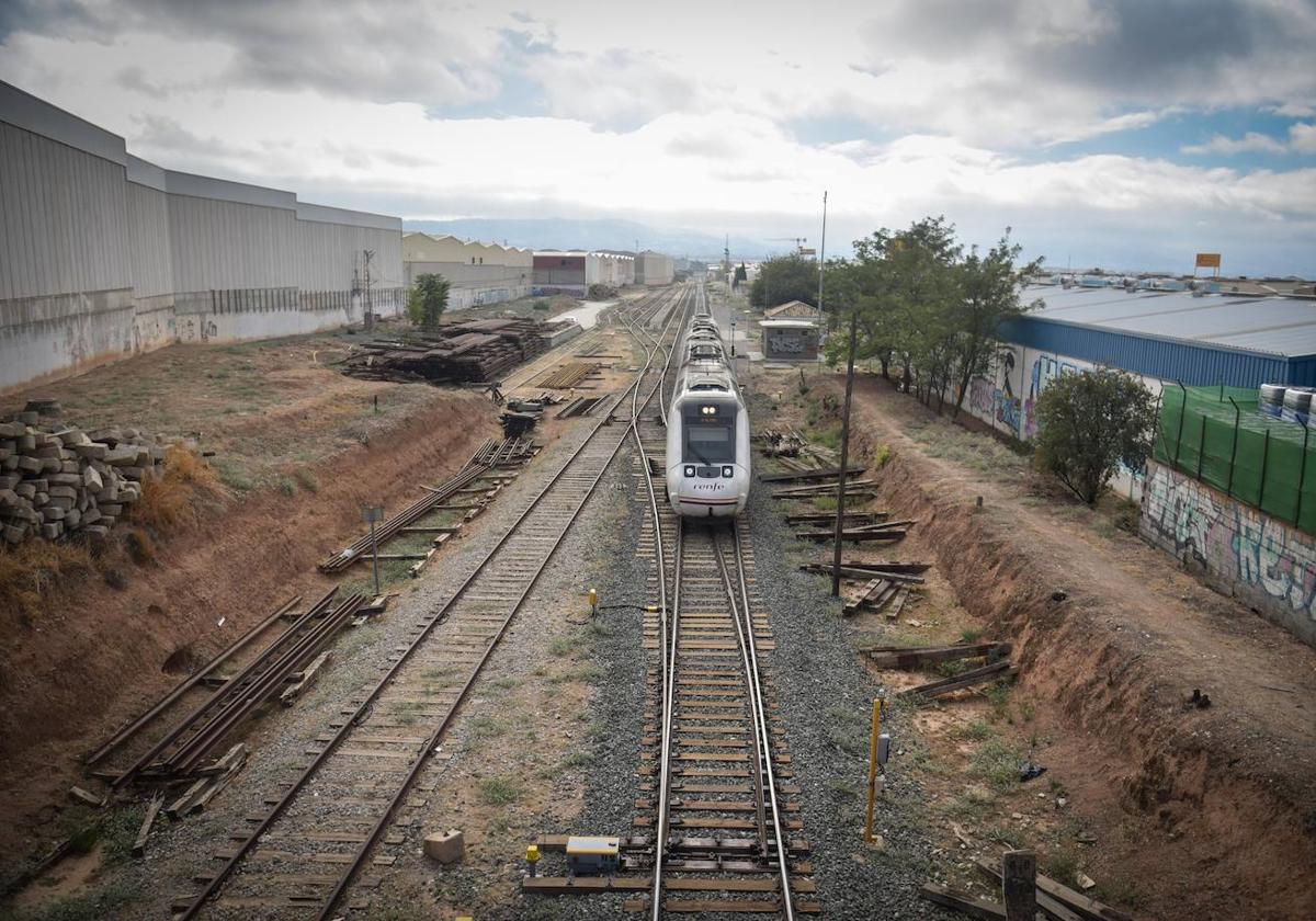 Tren circula por el ramal de Moreda a la altura del apeadero de Albolote.