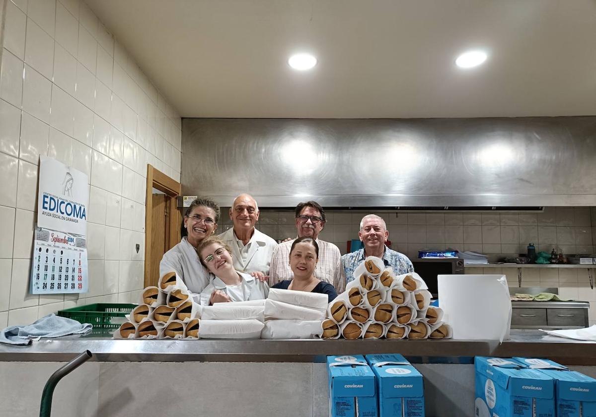 Voluntarios del comedor social de Edicoma en la calle Colegios, ayer miércoles.