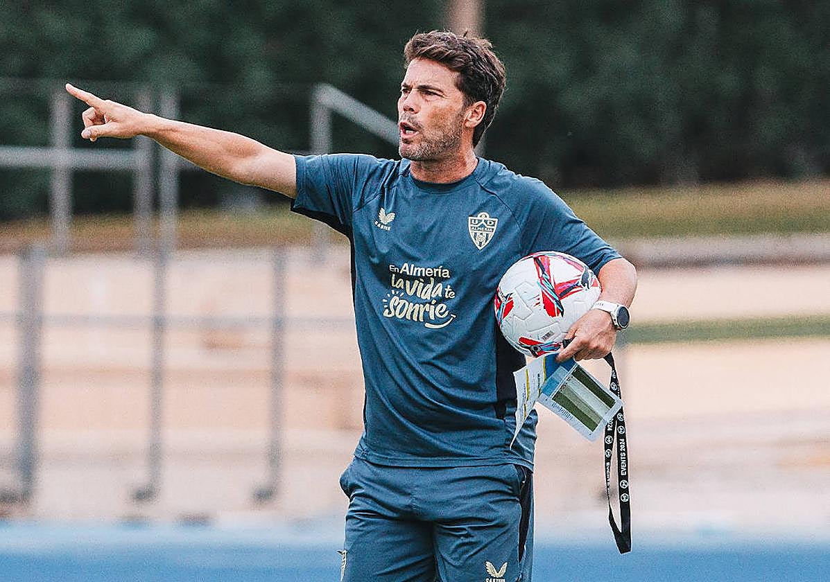 Rubi dirigiendo un entrenamiento de la UD Almería