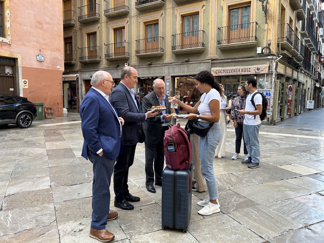 Imagen principal - Un pionono para dejar con buen sabor de boca a los turistas de Granada
