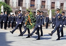 Desfile de los integrantes de la Policía Nacional antes de depositar la corona que honró a sus compañeros caídos.