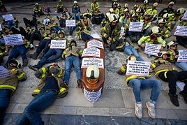 Los bomberos portaron un ataúd adornado con carteles en los que advertían que «con la seguridad no se juega.