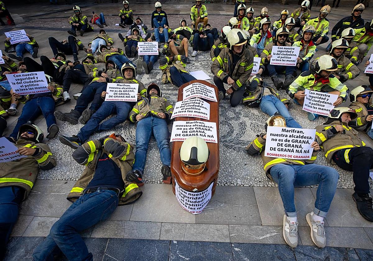 Los bomberos portaron un ataúd adornado con carteles en los que advertían que «con la seguridad no se juega.