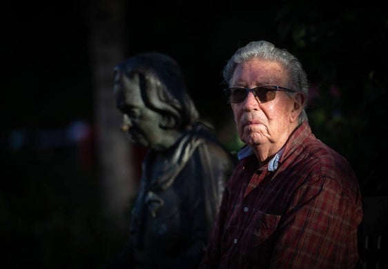 Castro Vílchez, junto al monumento a Elena Martín Vivaldi en el bulevar de los personajes ilustres de Granada.