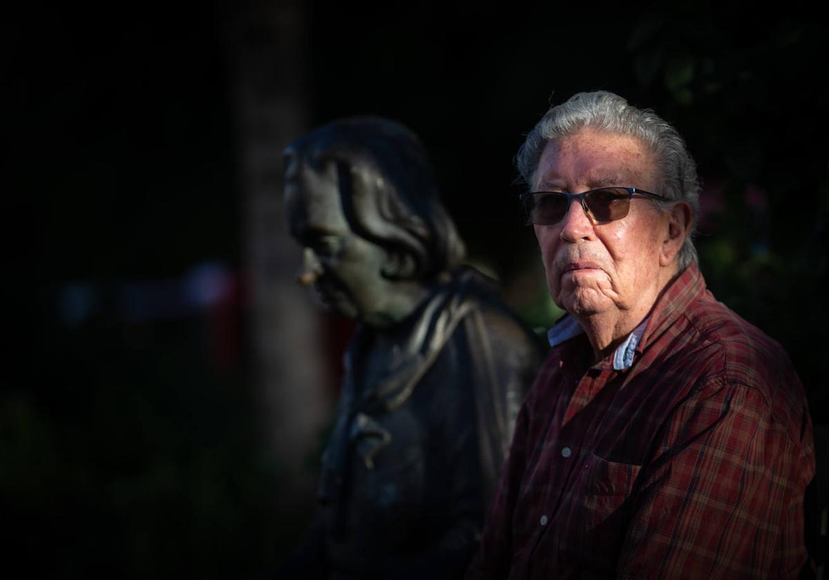 Castro Vílchez, junto al monumento a Elena Martín Vivaldi en el bulevar de los personajes ilustres de Granada.