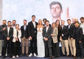 Jesús Mancebón, a la izquierda Courtois y Gerzig, durante la premiere del documental en el Bernabeu.