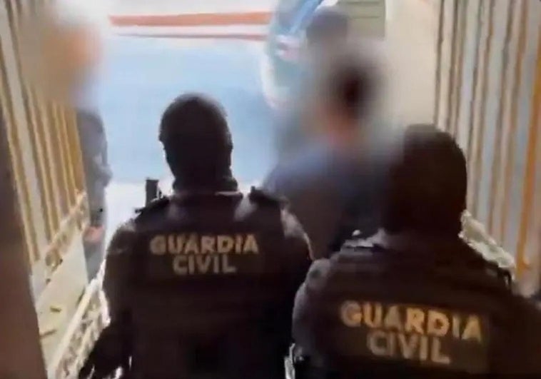 Momento de la detención en Pinos Puente del principal acusado de asesinato.