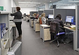 Administrativos en un edificio público.