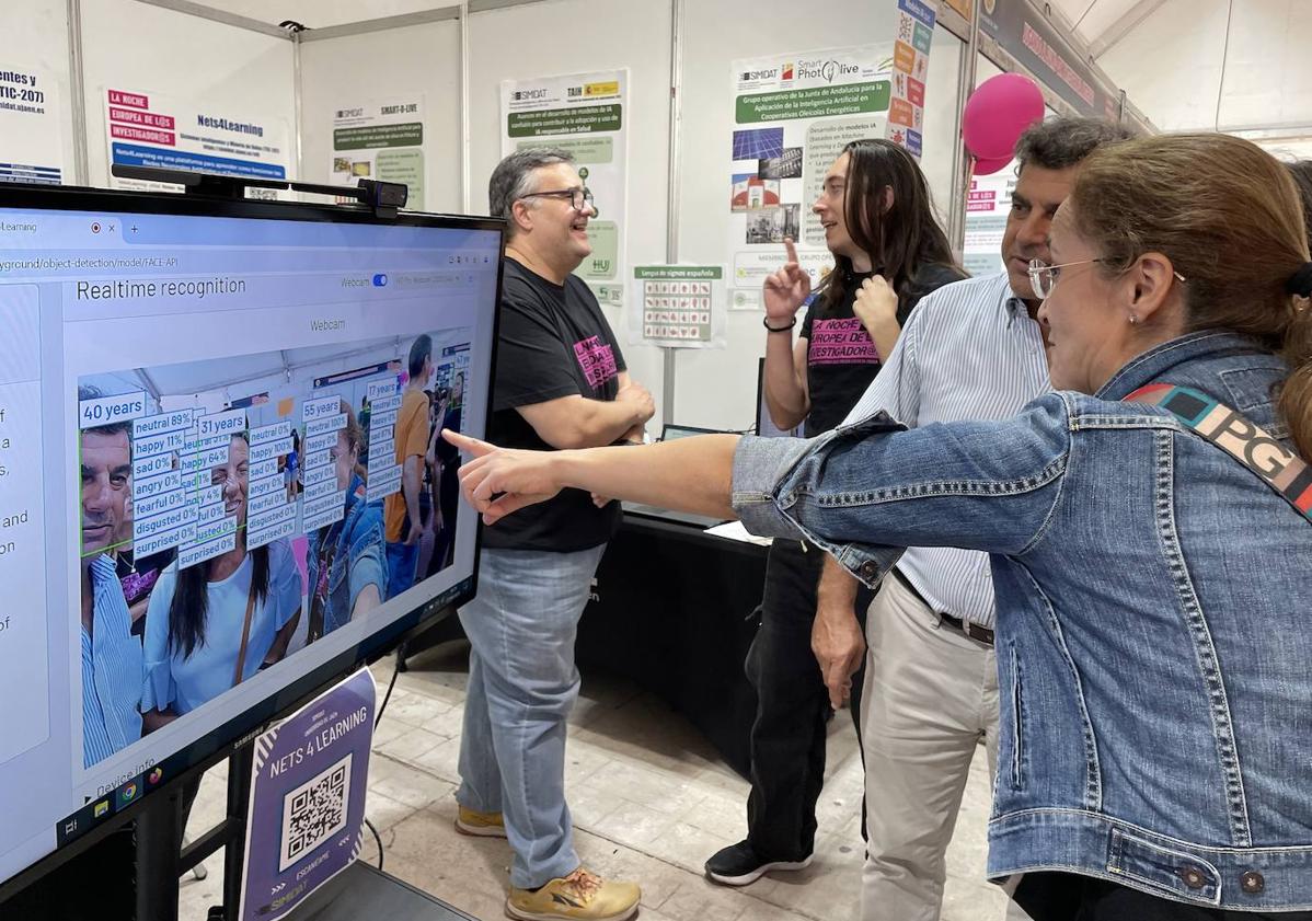 Imagen principal - Muestras de los distintos talleres en la Feria de la Ciencia.