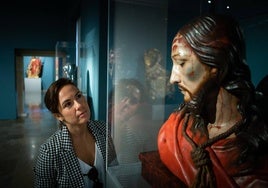 Observando una de las treinta piezas que conforman la exposición sobre el exfilianero Torcuato Ruiz del Peral.