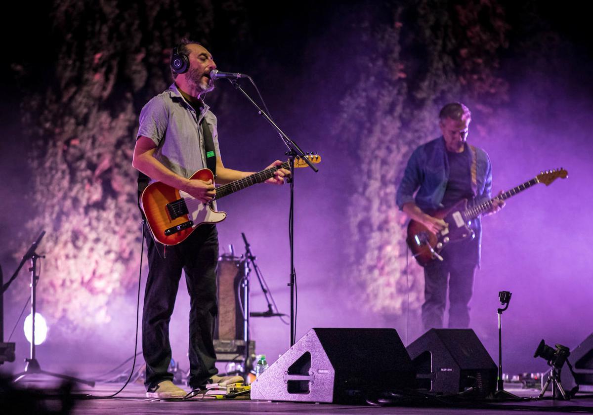 Jota y Florent, en una de las actuaciones de Los Planetas en Granada.