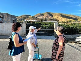 Antoñi Ramón, Encarna y Patricia señalan la cantera justo en frente de sus domicilios.