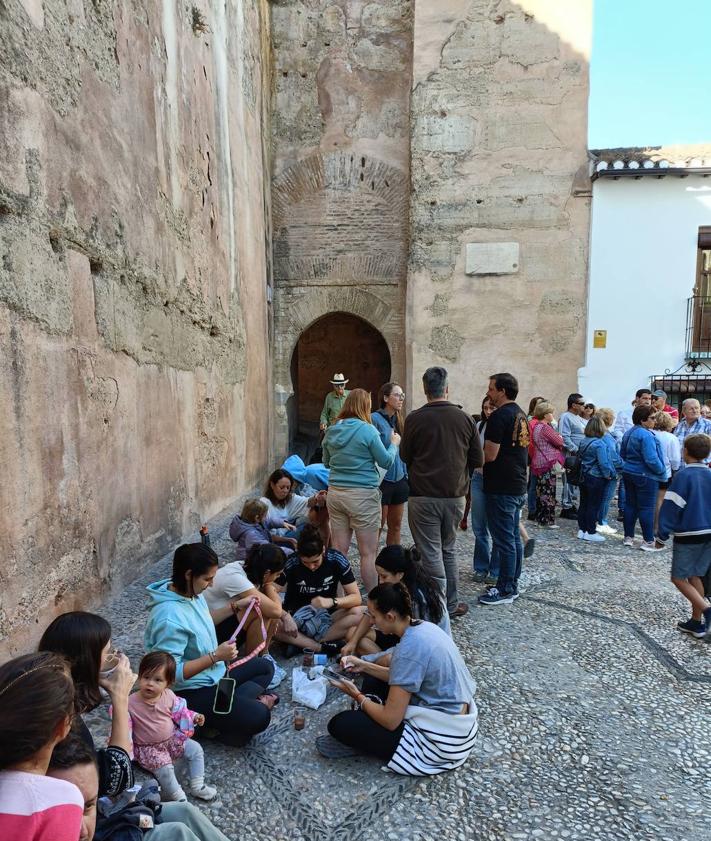 Imagen secundaria 2 - Participantes en la gincana, concurso de cartas y chocolatada junto al Arco de las Pesas.