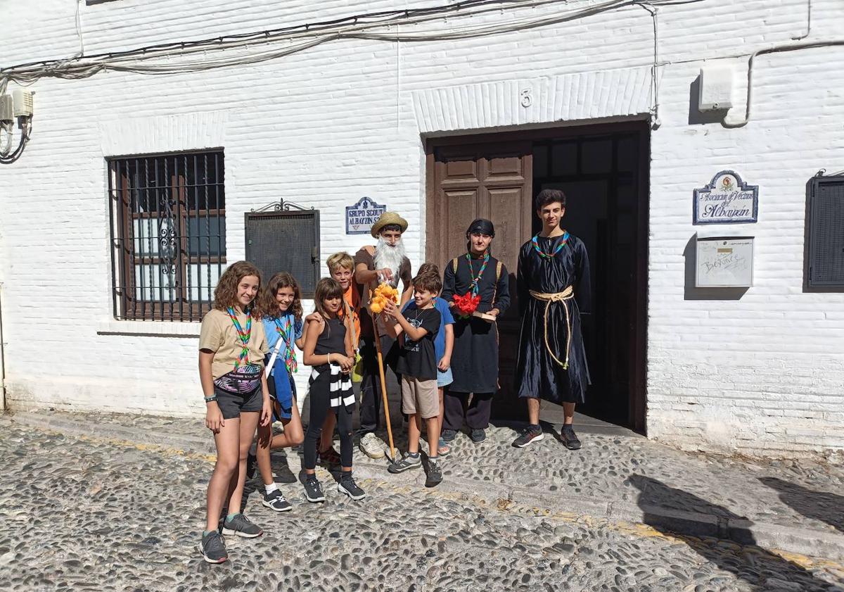 Imagen principal - Participantes en la gincana, concurso de cartas y chocolatada junto al Arco de las Pesas.