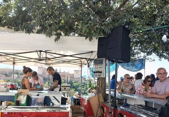 El Mirador de San Nicolás es el epicentro de las fiestas del barrio del Albaicín.