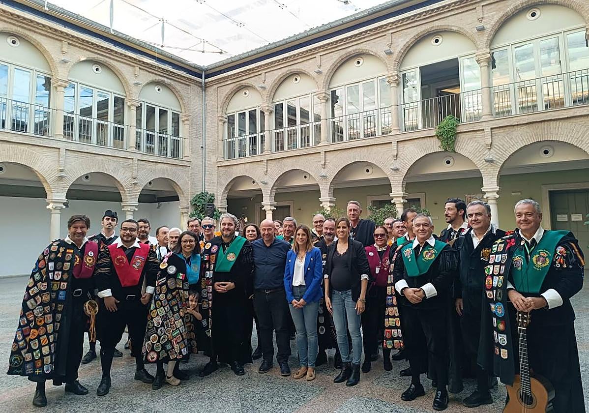 Foto de familia de las autoridades con los tunos.