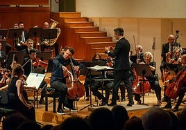 La orquesta, en el escenario del Falla.