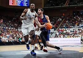 Darío Brizuela entra a canasta ante Ibaka en la Supercopa.