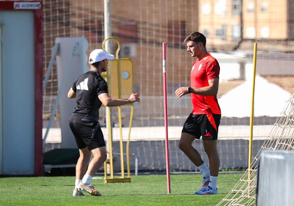 Imagen principal - Arriba, Lucas Boyé con el readaptador. Abajo a la izquierda, Zidane antes de ponerse las botas. A la derecha, Neva viendo el entrenamiento. 