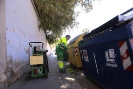 Fotografía de archivo de un trabajador de la limpieza de Motril.