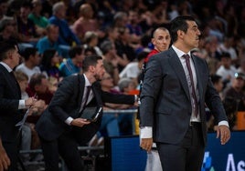 Pablo Pin, a la derecha, durante el partido en el Palau Blaugrana.