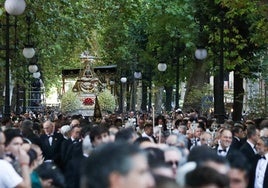 Las imágenes de Granada a rebosar por la procesión de su Patrona