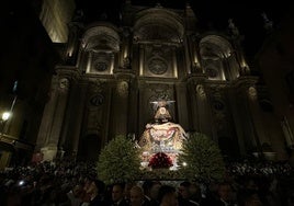 En directo | Procesión de la Virgen de las Angustias por las calles de Granada