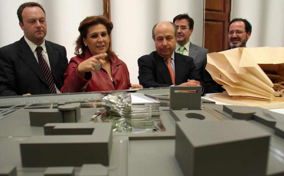 Imagen principal - Maquetas para el fallido Teatro de la Ópera; encendido del pebetero de la Universiada y discreto 'stand' del Milenio en Fitur.