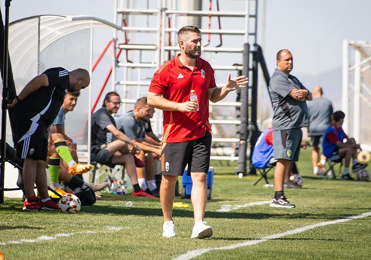 Jon Erice se dirige a sus futbolistas durante el partido.