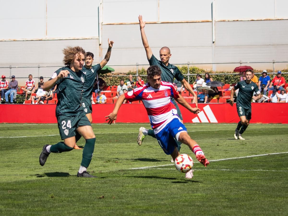 Sergio Rodelas controla un balón dentro del área del Recreativo.