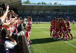 Ricard Sánchez celebra con la afición uno de los goles del Granada en El Plantío.