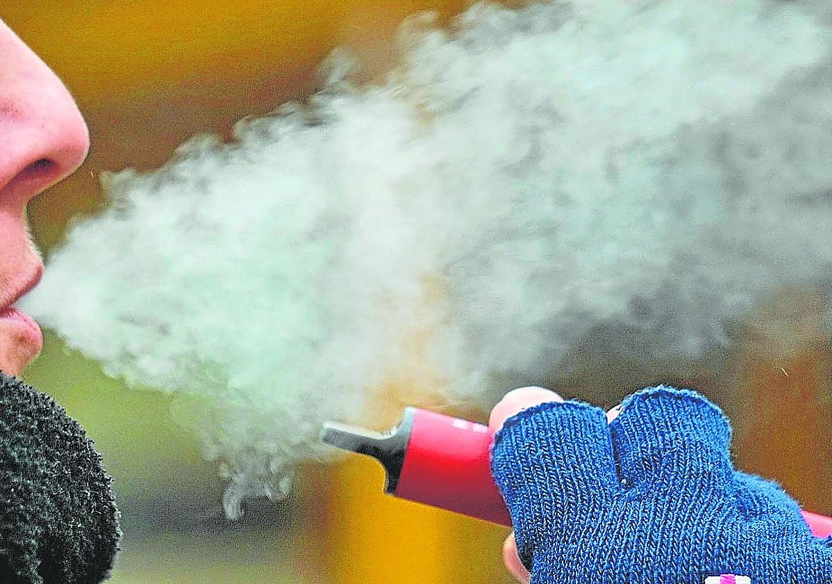 se puede vapear dentro de un bar El Mercado de Vapes en México Crece a Pesar de la Prohibición; Se Proponen  Penas de Prisión main image 0
