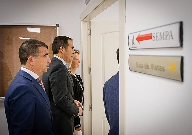 El juez decano, el consejero de Justicia y la fiscal superior de Andalucía entrando en la sede granadina del Sempa.
