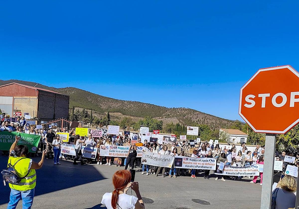 Concentración el pasado domingo en Aldeire por la muerte del felino.