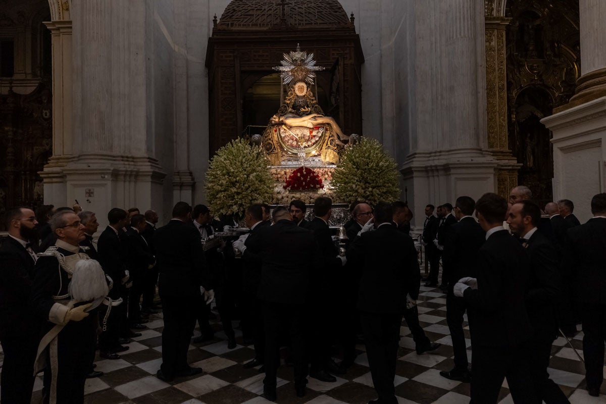 Las mejores imágenes de la procesión de las Virgen de las Angustias