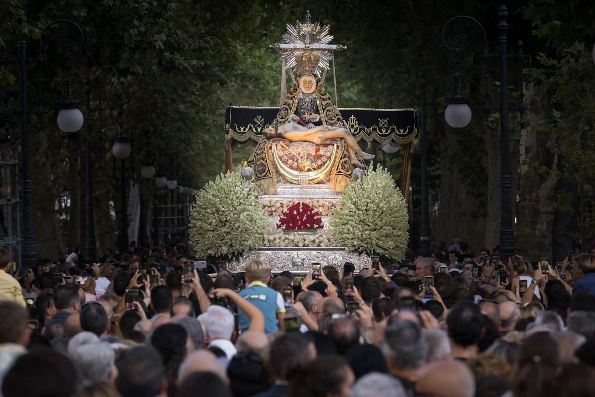 Las mejores imágenes de la procesión de las Virgen de las Angustias