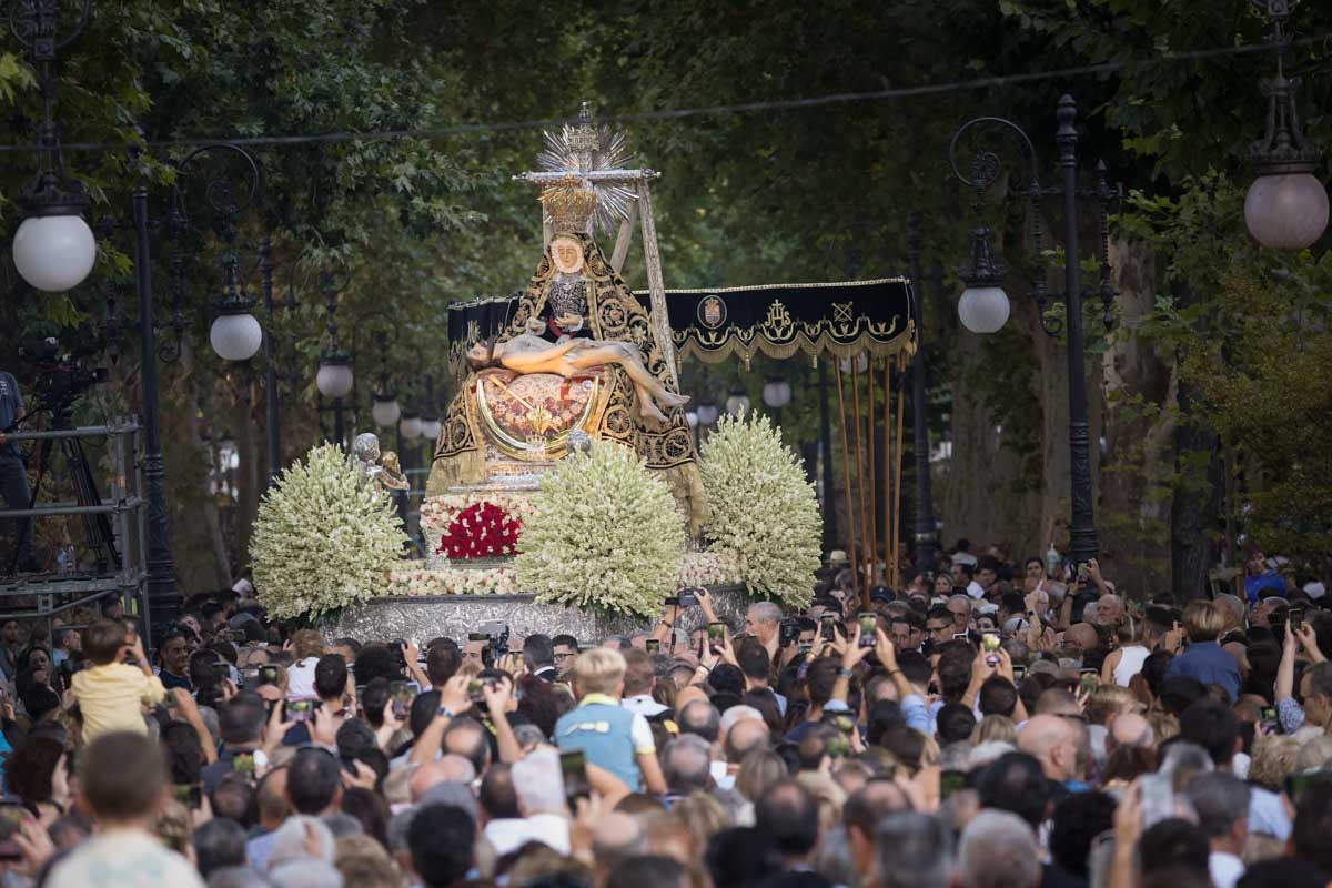 Las mejores imágenes de la procesión de las Virgen de las Angustias