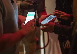 El aviso de la Policía por el escaneo de códigos QR en bares y restaurantes.