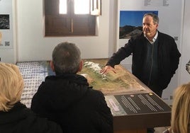 Fernando Cabrera en una charla organizada por el Ayuntamiento de Ugíjar