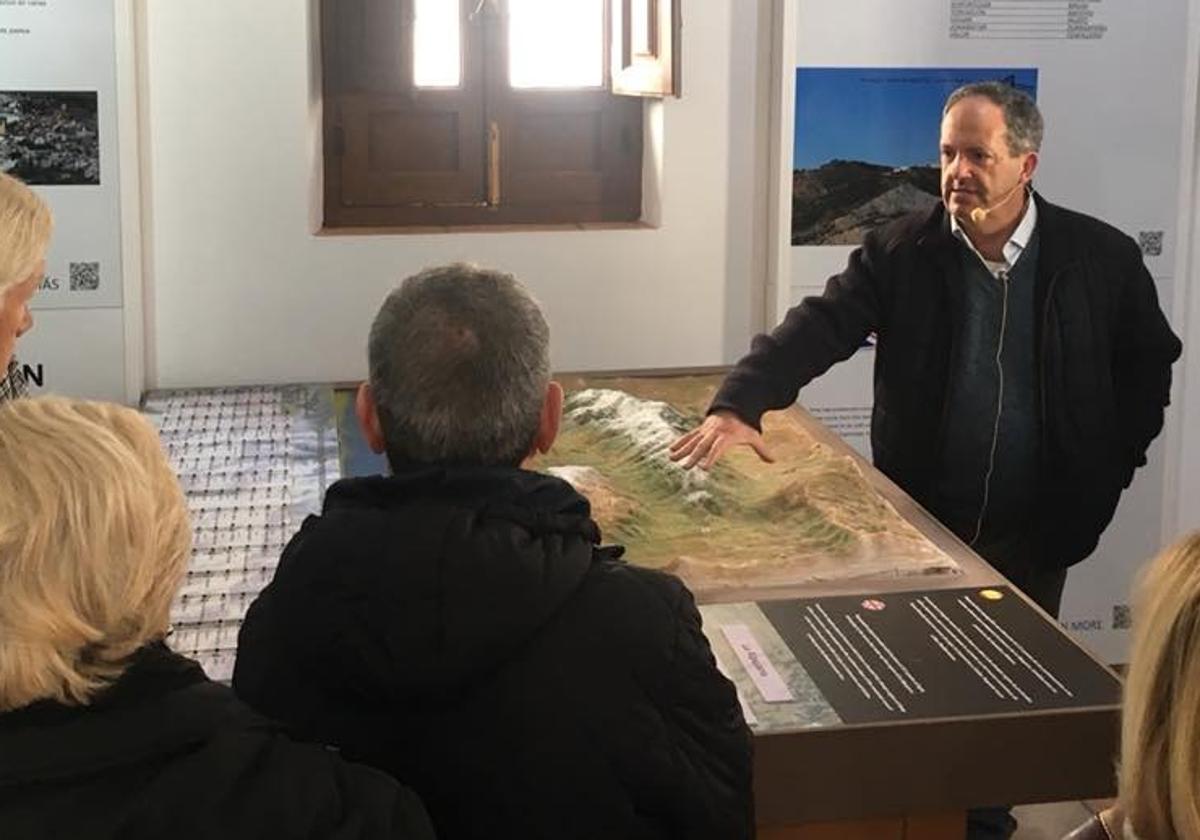 Fernando Cabrera en una charla organizada por el Ayuntamiento de Ugíjar