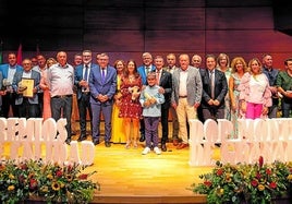 Foto de familia de premiados, organizadores y autoridades..