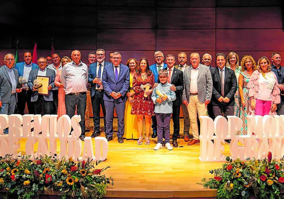 Foto de familia de premiados, organizadores y autoridades..