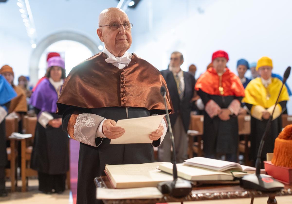 Miguel Giménez Yanguas en el acto celebrado este lunes en el claustro de doctores Honoris Causa de la Universidad de Granada.