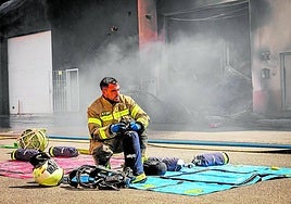 Un bombero en el incendio en Juncaril del pasado martes.
