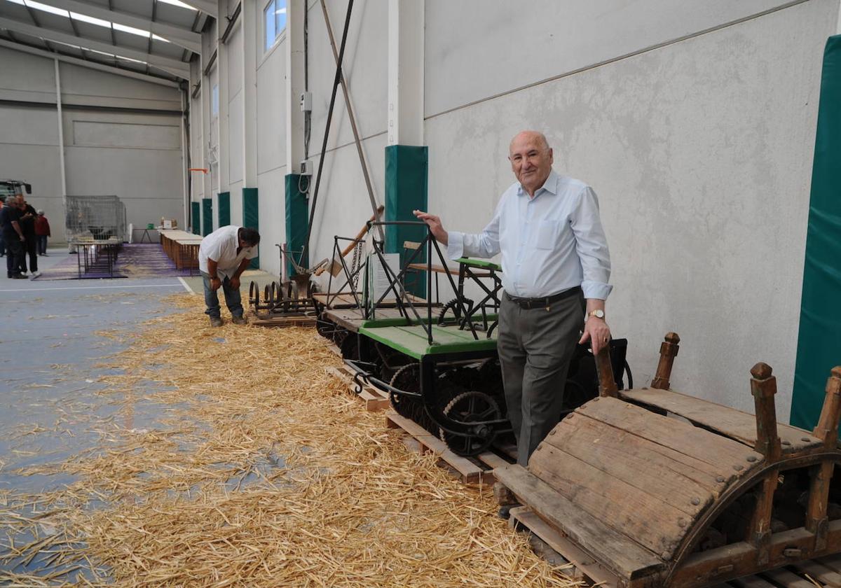 Diego García, de 89 años, mostrando una parte de su inmensa colección de trillos y útiles de labranza.