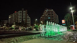 Foto de archivo de una fuente iluminada.