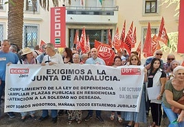Concentración de UGT y CC OO ante la Delegación del Gobierno de la Junta de Andalucía en Jaén.