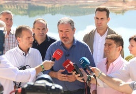 Juan Espadas, en la presa de Siles, con dirigentes del PSOE regional, provincial y local.